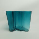 Iittala Aalto maljakko 95 mm petrolinsininen.