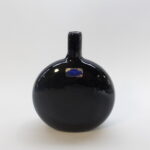 Nuutaärven lasi Mansikkapaikka taidelasipullo musta.