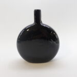 Nuutaärven lasi Mansikkapaikka taidelasipullo musta.