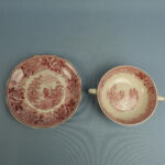 Arabia Maisema liemikulho lautasella punainen.