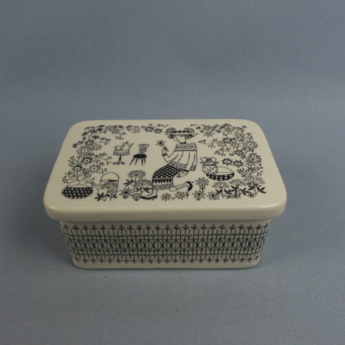 Arabia Emilia rasia kannella suorakaide.