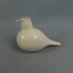 Pieni valkoinen taidelasilintu pituus 11 cm.