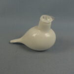 Pieni valkoinen taidelasilintu pituus 11 cm.