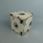 Marimekko Unikko peltipurkki valkoinen.