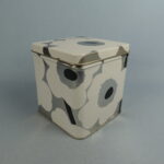 Marimekko Unikko peltipurkki valkoinen.