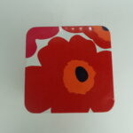 Marimekko Unikko peltipurkki punainen.